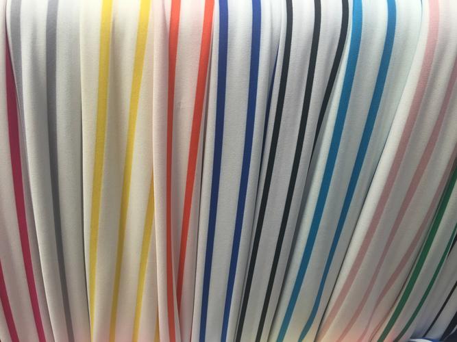 供應(yīng)產(chǎn)品 條紋面料彩條拉架布牛奶絲間條春夏女裝t恤面料品質(zhì)標準